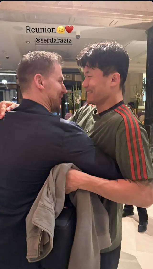 Stadyumda izleyiciler ve ikili