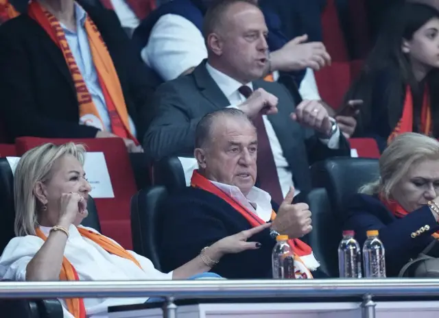 Şampiyonluk kupasıyla poz veren oyuncular