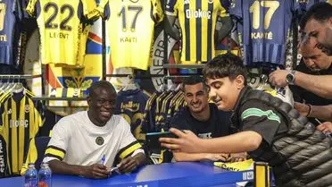 N'Golo Kante imza gününde taraftarlarla fotoğrafı
