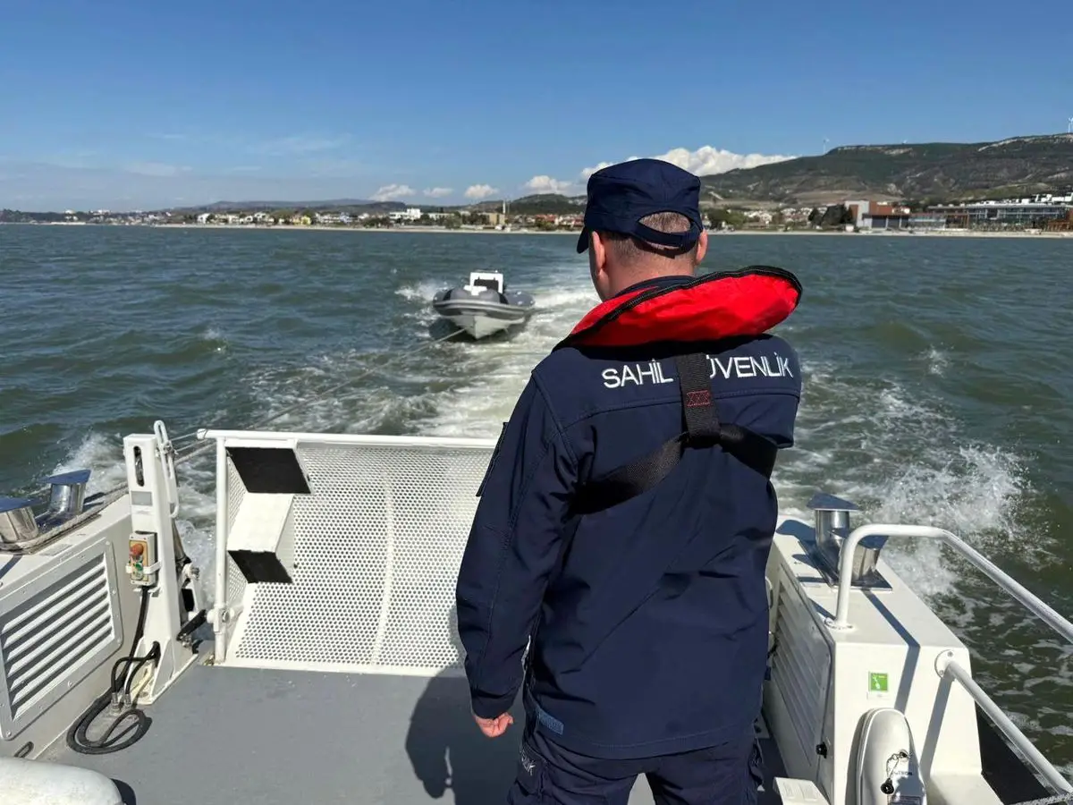 Çanakkale Boğazı'nda Bot Arızası: Sahil Güvenliği 3 Kişiyi Kurtardı