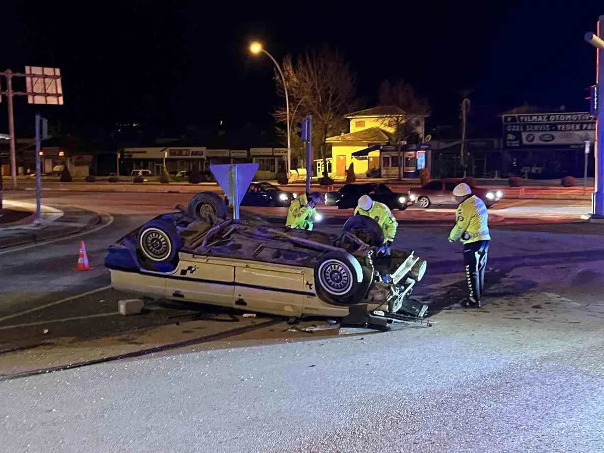 Çorum kavşak çarpışması sonrası takla atan araç