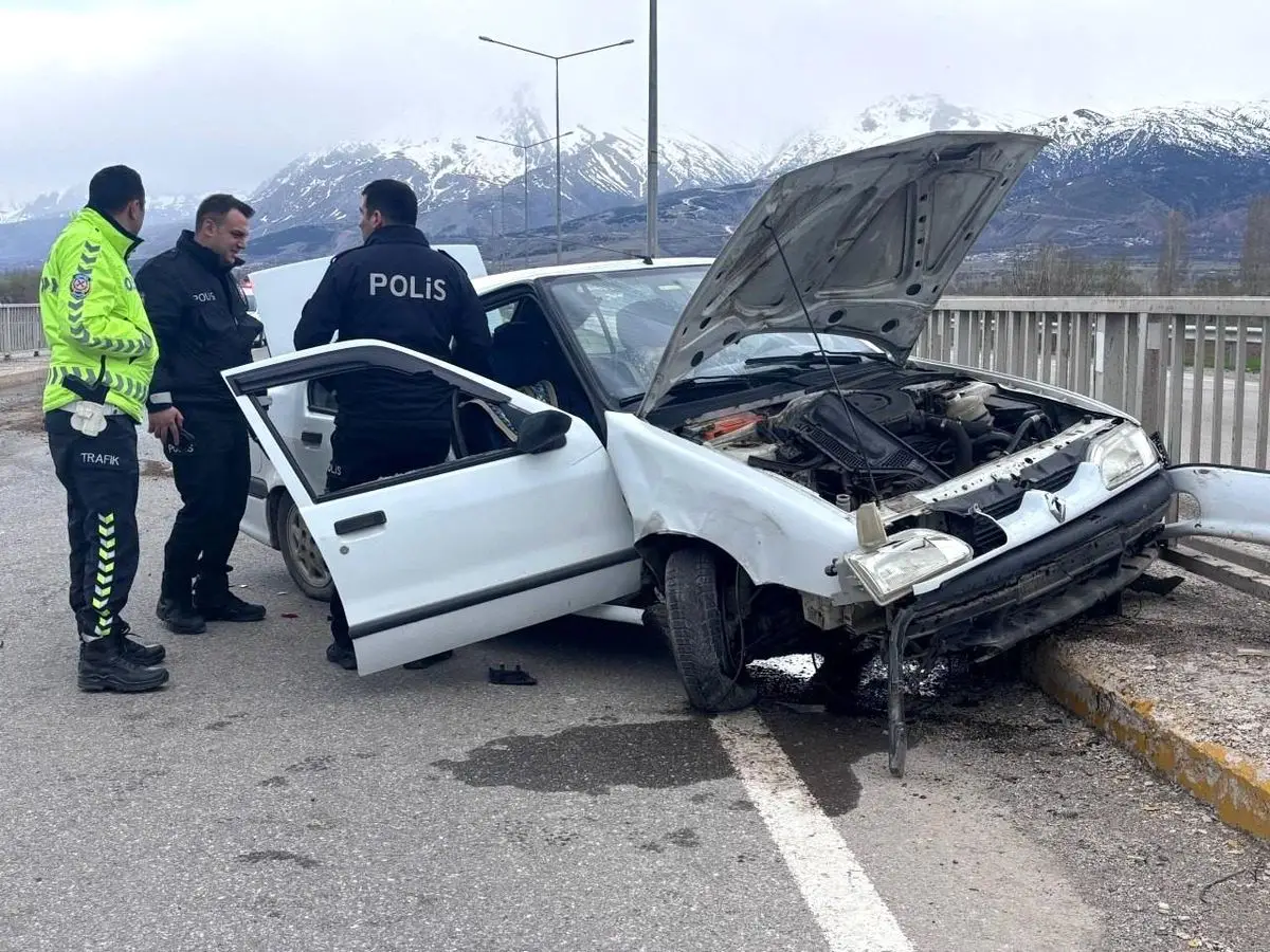 Erzincan’da Köprüde Kontrolsüz Araç Çarpması: 2 Yaralı