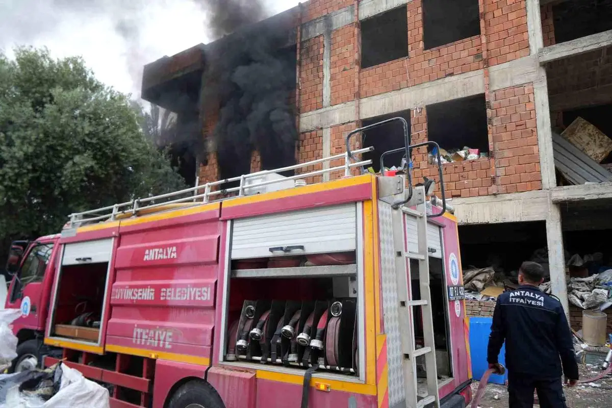 Balbey Mahallesi'nde Metruk Bina Yangını Mahalleyi Endişelendirdi