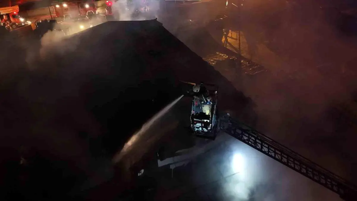 Tuzla’da Polyester Fabrikası Yangını Kontrol Altına Alındı