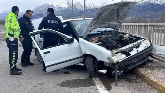 Erzincan’da Köprüde Kontrolsüz Araç Çarpması: 2 Yaralı