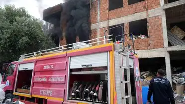 Balbey Mahallesi'nde Metruk Bina Yangını Mahalleyi Endişelendirdi