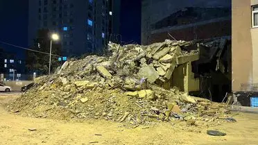 Küçükçekmece’de Tek Kepçe Darbesiyle Bina Çöktü: Kentsel Dönüşüm Soru İşareti