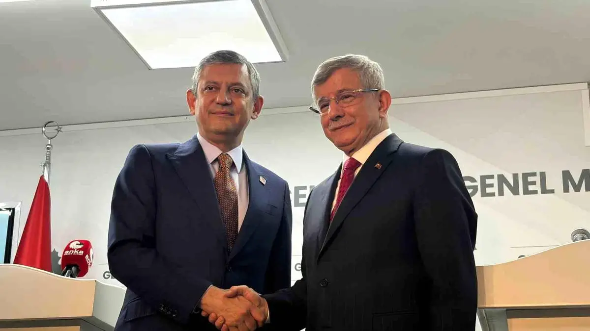 Özgür Özel'den Davutoğlu'na Erken Seçim Teklifi: Ekonomik ve Siyasi Görüşmeler