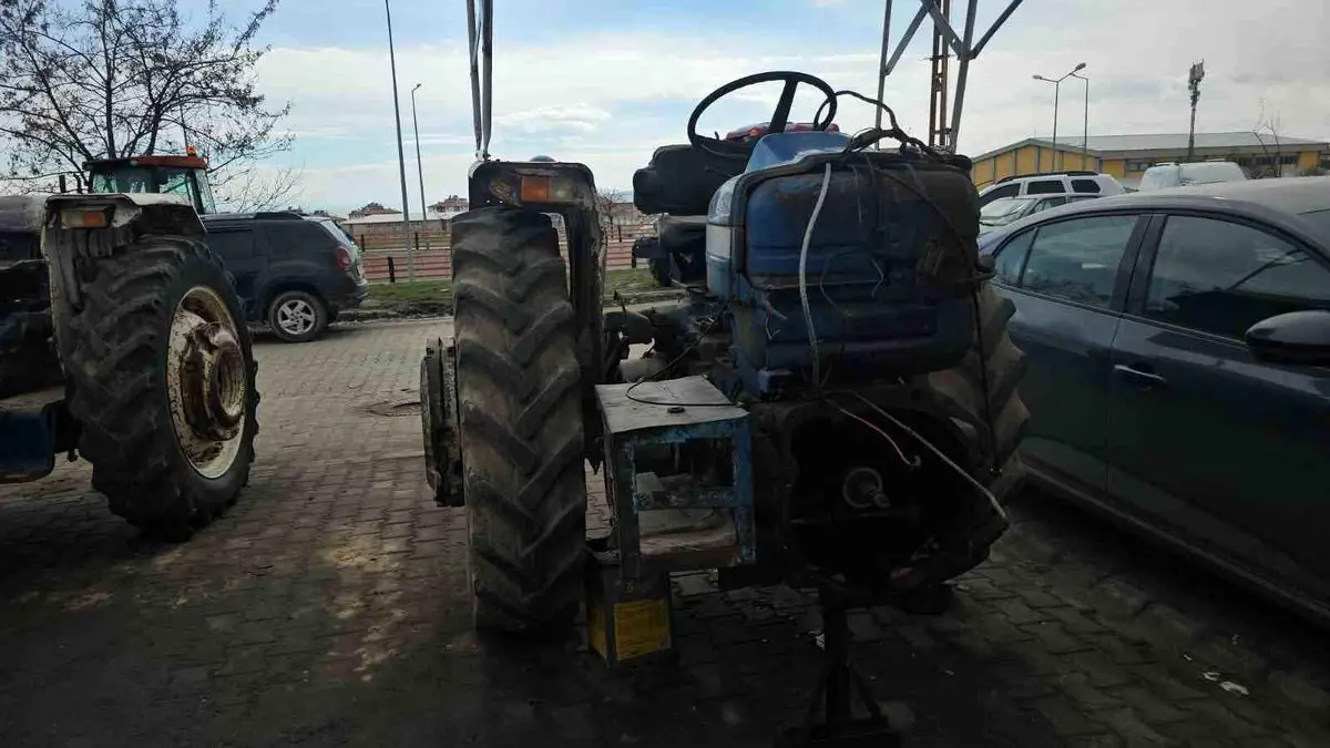 Erciş’te traktör tamirhaneleri