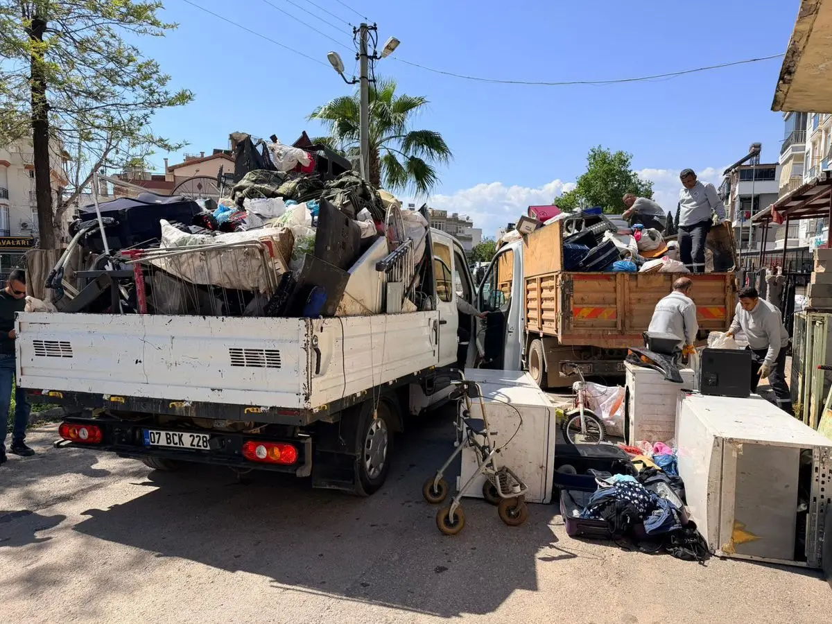 Kepez'de Büyük Temizlik Operasyonu: 4 Kamyon Çöp Çıkarıldı