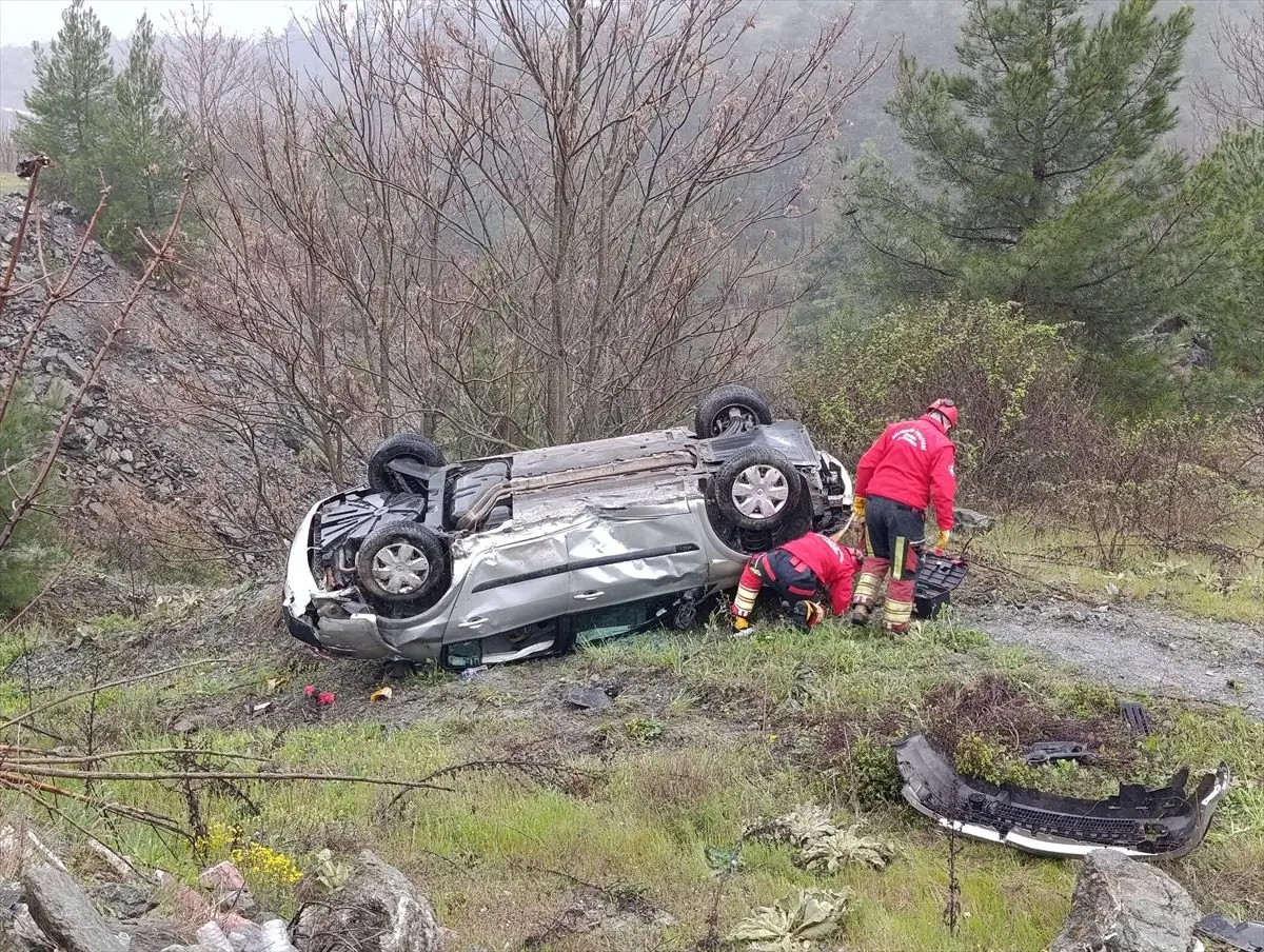 Bursa'nın Harmancık İlçesinde Devrilen Otomobilde 3 Kişi Yaralandı