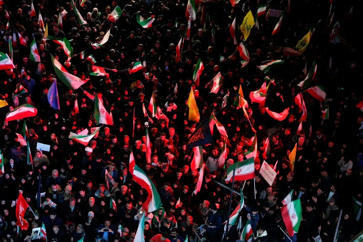 Tahran’da Binlerce Kişi, General Hademi’nin Cenazesine Katıldı ve ABD‑İsrail’e Karşı Sloganlar Atıldı
