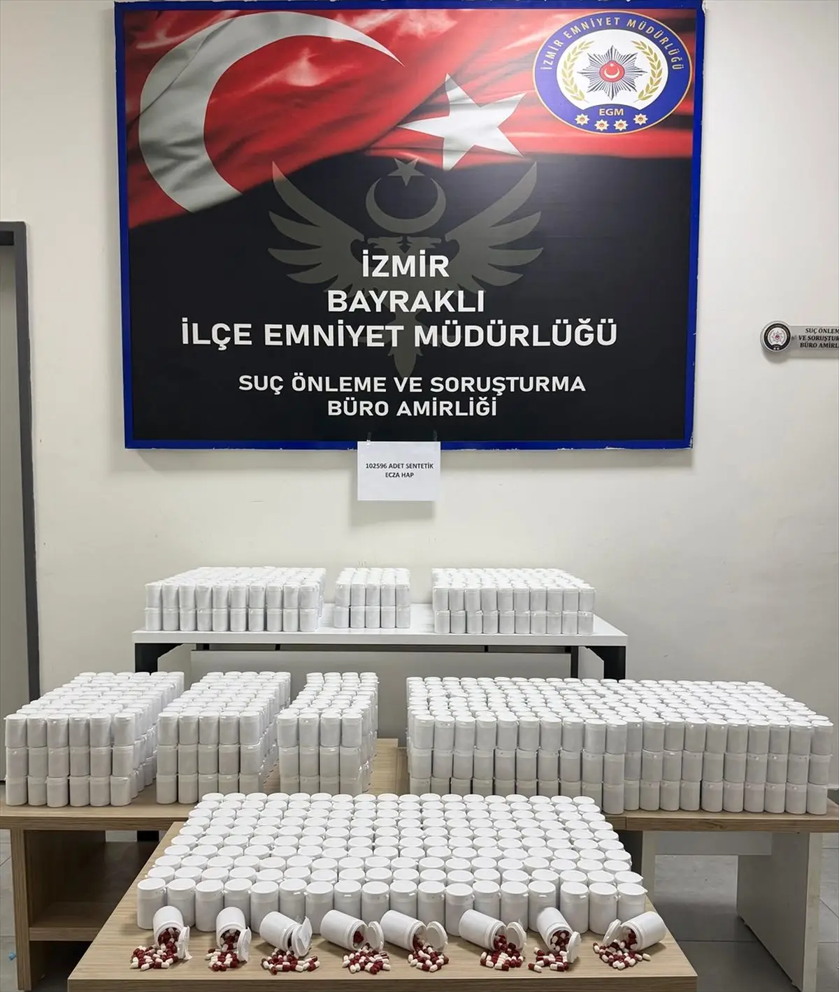 İzmir Bayraklı’da 102.596 Uyuşturucu Hap Ele Geçirildi, Şüpheli Tutuklandı