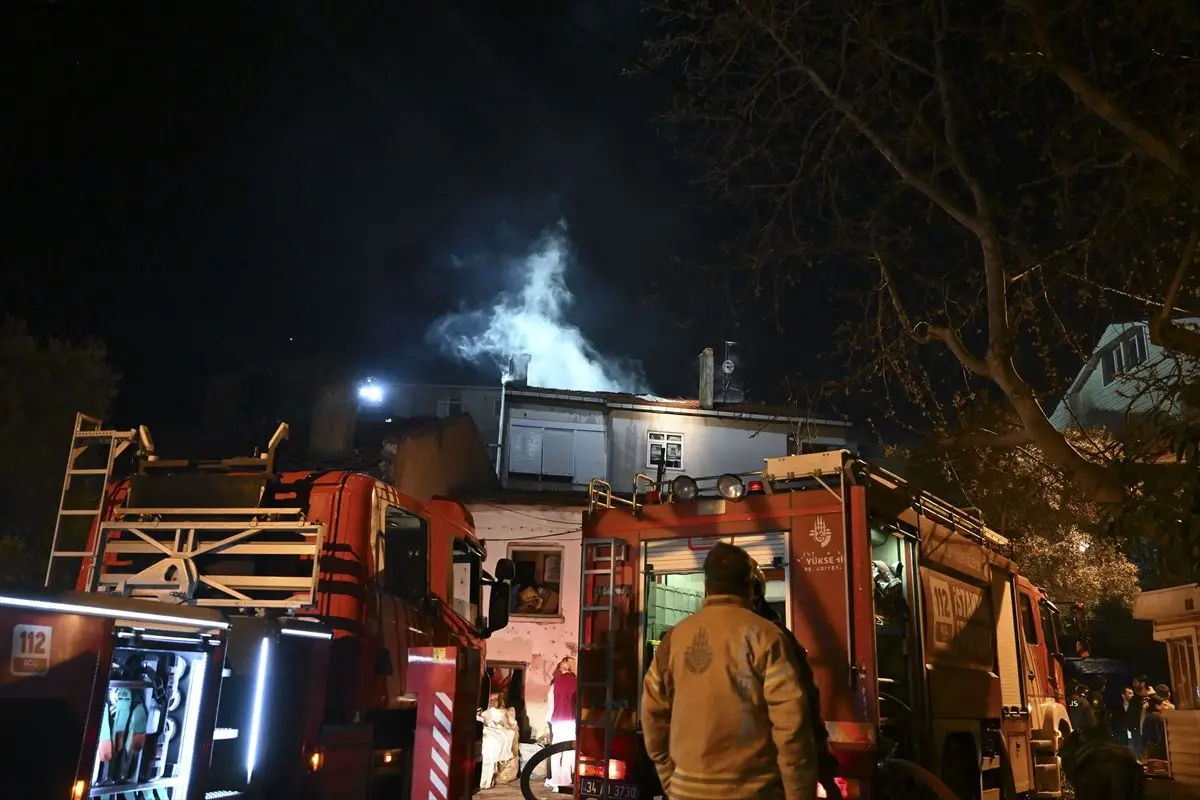 Kartal’da apartman yangını sonrası duman bulutu