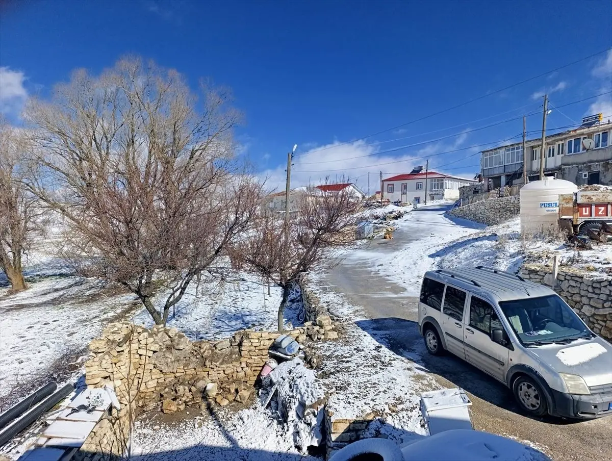 Hekimhan’da Kar Yağışı Şehri Beyaza Dönüştürdü