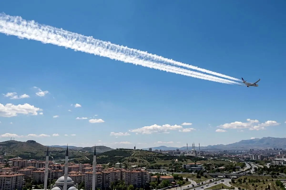 Uçak kuyruk izi örneği