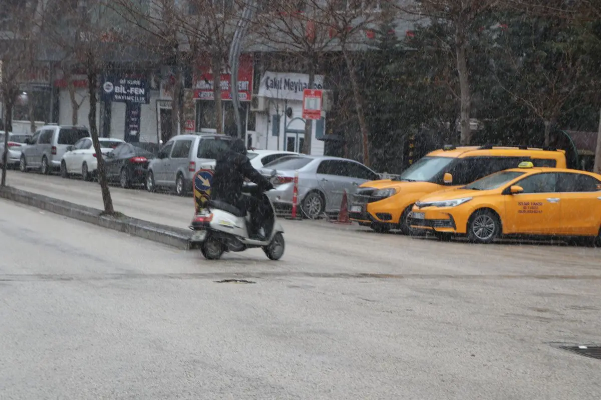 Van’da Nisan Karı 11 Köy ve Mahalleyi Ulaşım Dışı Bıraktı