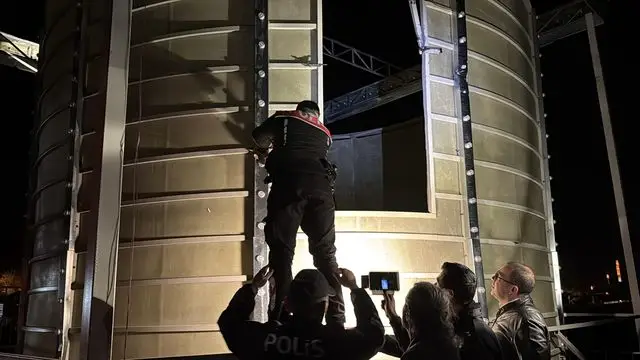 Polis memurları soruşturma yürütüyor