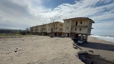 Karasu’da Kıyı Erozyonu: Tahliye Edilen Villalardan Biri Çöktü