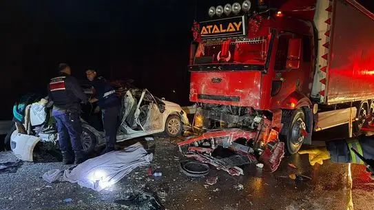 Burdur Ağlasun’da Otomobil‑Kamyon Çarpışması: 1 Ölü, 4 Yaralı