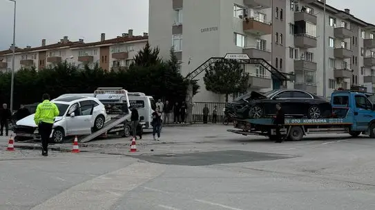 İnegöl'de İki Araç Çarpıştı: 2 Kişi Hastaneye Kaldırıldı