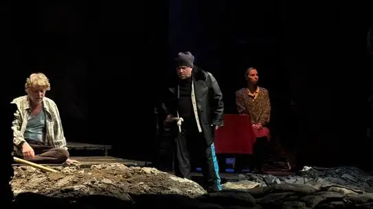 Bursa Tiyatro Festivali'nde İzmir Devlet Tiyatrosu'ndan 'İlerleme' Performansı