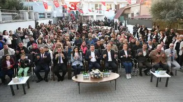 Lapseki'de Dünya Romanlar Günü: Kitap Tutkunları Şehrin Sokaklarını Renklendirdi