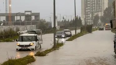 Antakya’da Şiddetli Sağanak Trafiği Felçledi: Su Birikintileri Araçları Mahsur Bıraktı