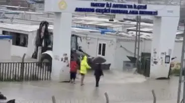 Hatay’da Şiddetli Sağanaklar Yolları Göl Haline Getirdi