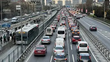 İstanbul’da Akşam Trafiği Yoğunluğu %81’e Ulaştı: Ana Rotalarda Çift Yönlü Sıkışıklık