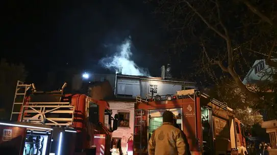 Kartal’da Apartman Yangını: İki Kişi Dumanla Mücadele Etti