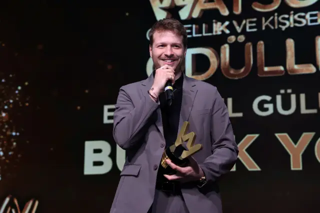 Pelin Karahan ödül alırken