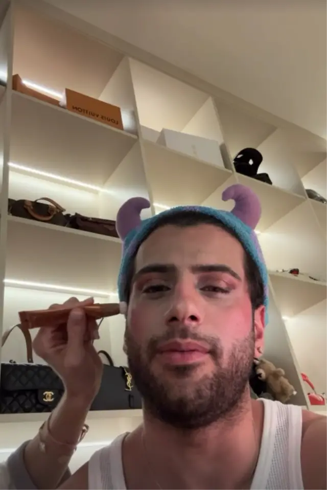 Reynmen makyaj olurken