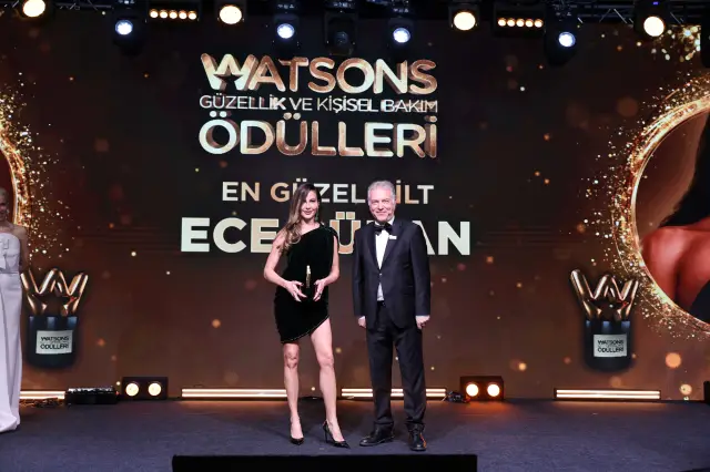 Burcu Esmersoy sahneyi yönetirken