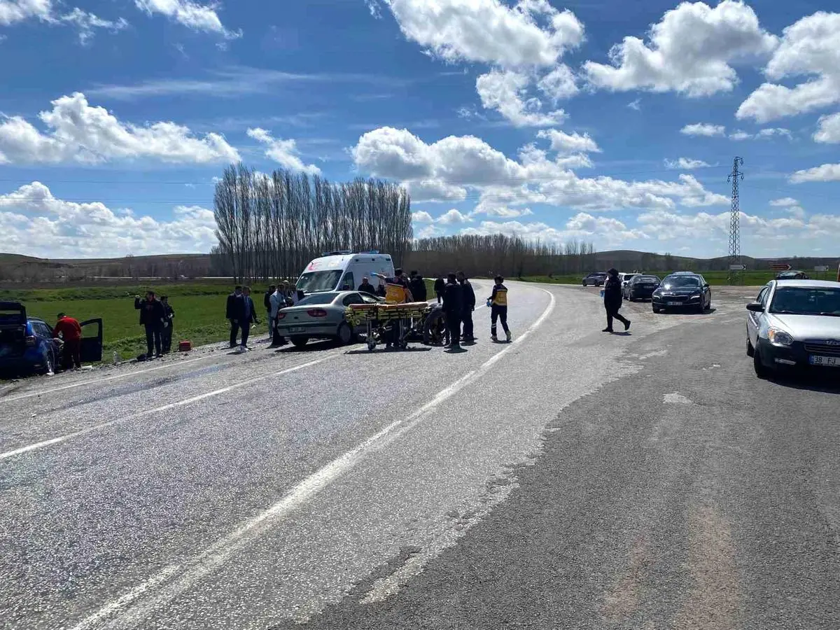 Yozgat'ta İki Otomobil Çarpıştı: 4 Yaralı Hastaneye Kaldırıldı