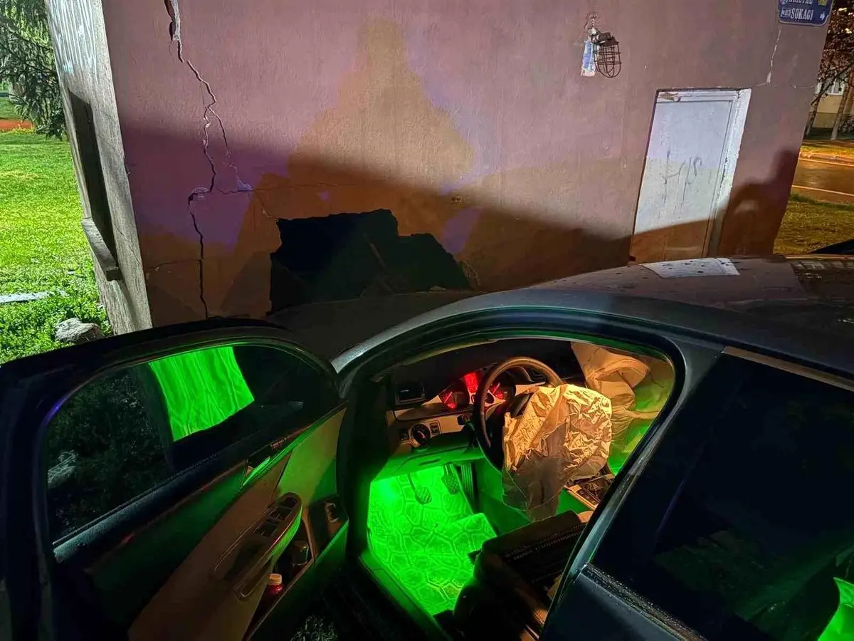 Kayseri Melikgazi'de Yağışlı Havada Kontrolden Çıkan Araç Depoya Çarptı