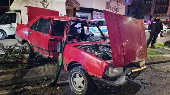 Bafra’da Araç Kontrolünü Kaybetti, Ağaç Devrildi