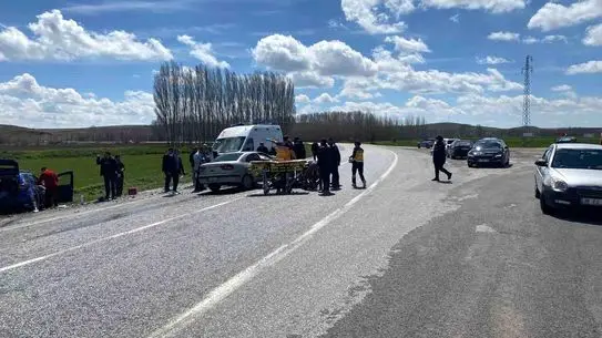 Yozgat'ta İki Otomobil Çarpıştı: 4 Yaralı Hastaneye Kaldırıldı