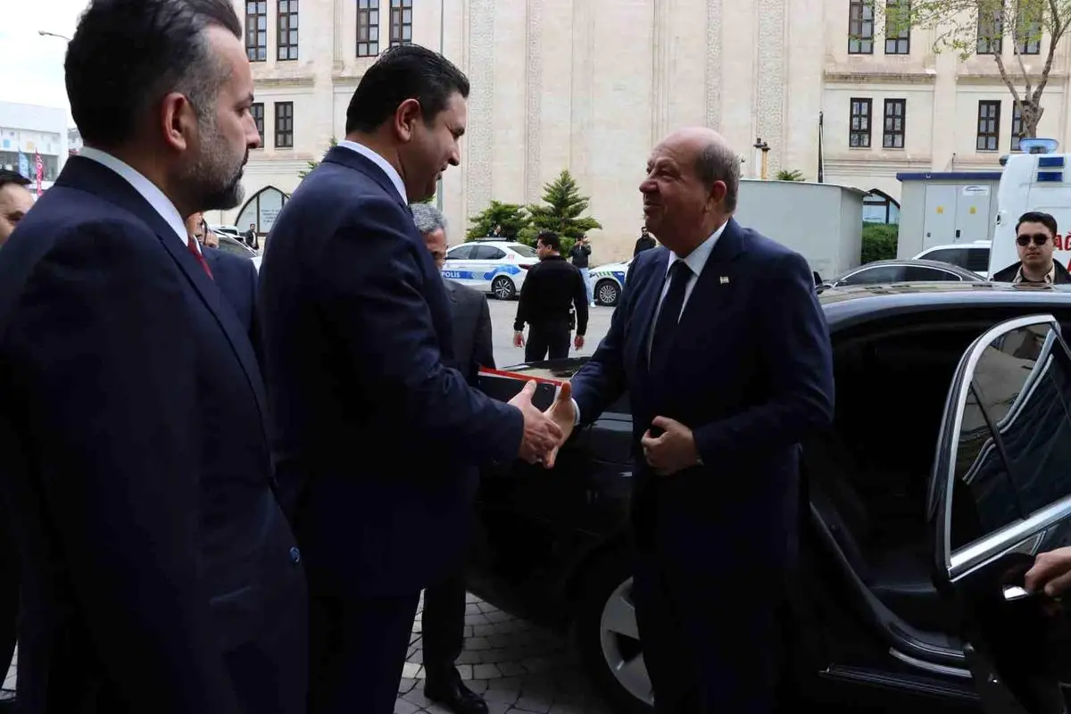 Ersin Tatar, Şanlıurfa Büyükşehir Belediyesi’ni Ziyaret Etti