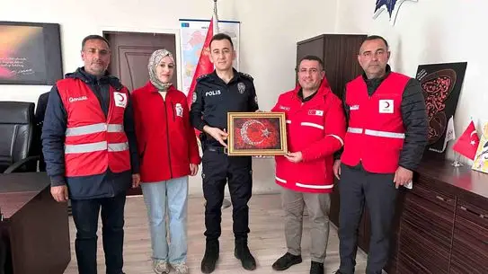 Kızılay Muradiye Şubesi Başkanı Selçuk Yay, Emniyet Müdürü Vekili Ömer Üresin'i Ziyaret Etti