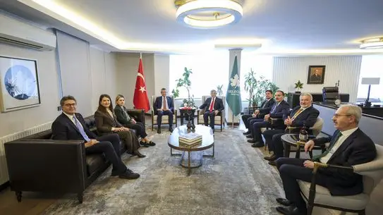 Özgür Özel, Ahmet Davutoğlu ile Görüşerek Siyasi Ahlak Yasası ve Ara Seçim Önerilerini Detaylandırdı