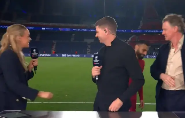 Salah ve kadın muhabir tokalaşırken