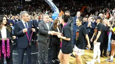 Gençlik ve Spor Bakanı Bak, ÇBK Mersin'in Avrupa Kupası Şampiyonluğunu Tribünden Selamladı