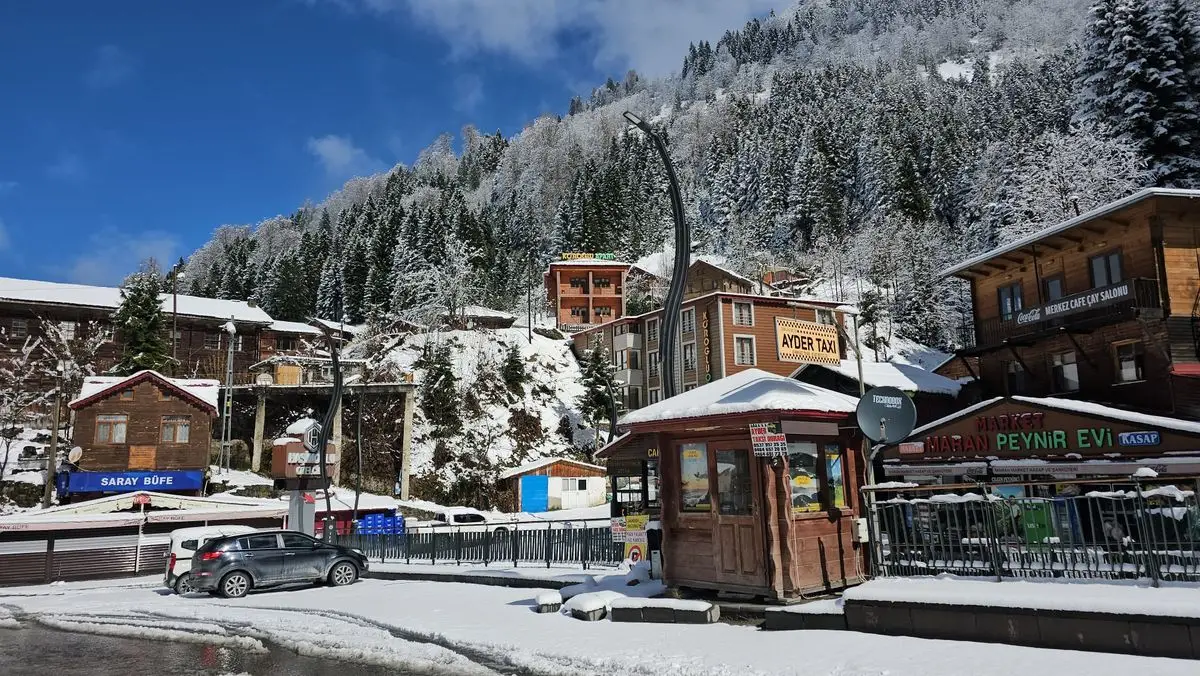 Ayder Yaylası Nisan’da Bembeyaz Bir Tabaka ile Büyülüyor