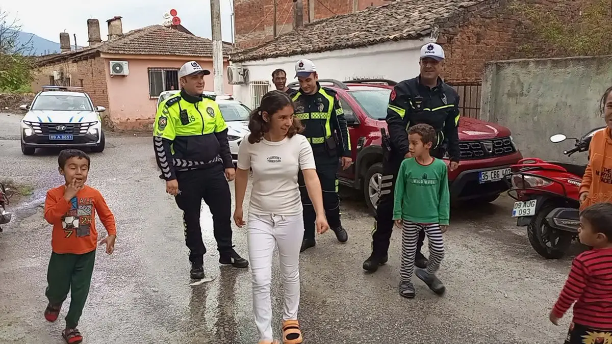 Nazilli'de Polis Memurları Engelli Kız Atike'yi Doğum Günüyle Mutlu Etti