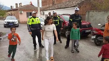 Nazilli'de Polis Memurları Engelli Kız Atike'yi Doğum Günüyle Mutlu Etti