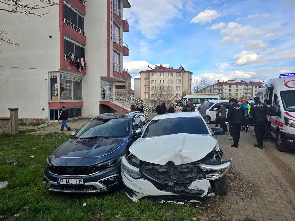 Bingöl'de iki otomobil çarpışması sonrası yaralılar