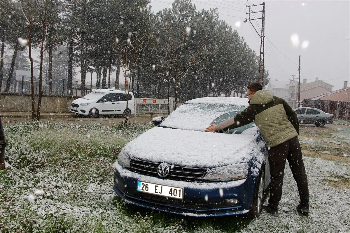 Bilecik’te Şiddetli Kar Yağışı İlçe Merkezini Beyaz Örtüye Çevirdi