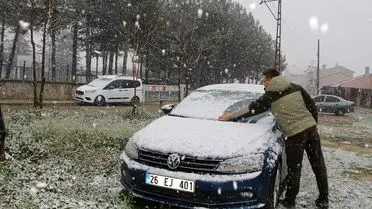 Bilecik’te Şiddetli Kar Yağışı İlçe Merkezini Beyaz Örtüye Çevirdi