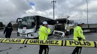 Karaman’da İşçi Servisi ve Tır Çarpışması: 12 Yaralı